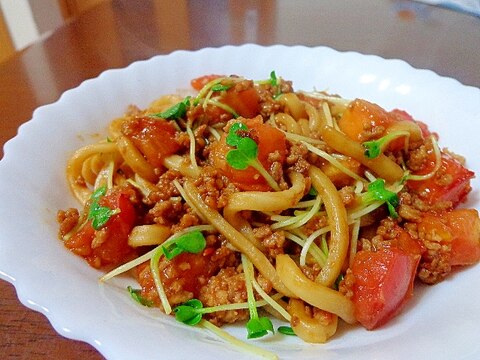 トマトでさっぱり♪味噌煮込うどんで和風ミートパスタ